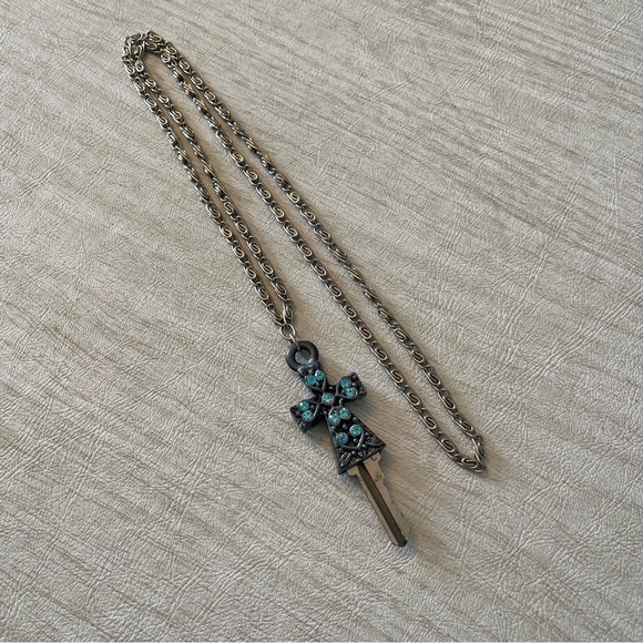 Key to my castle cross necklace - Picture 5 of 6